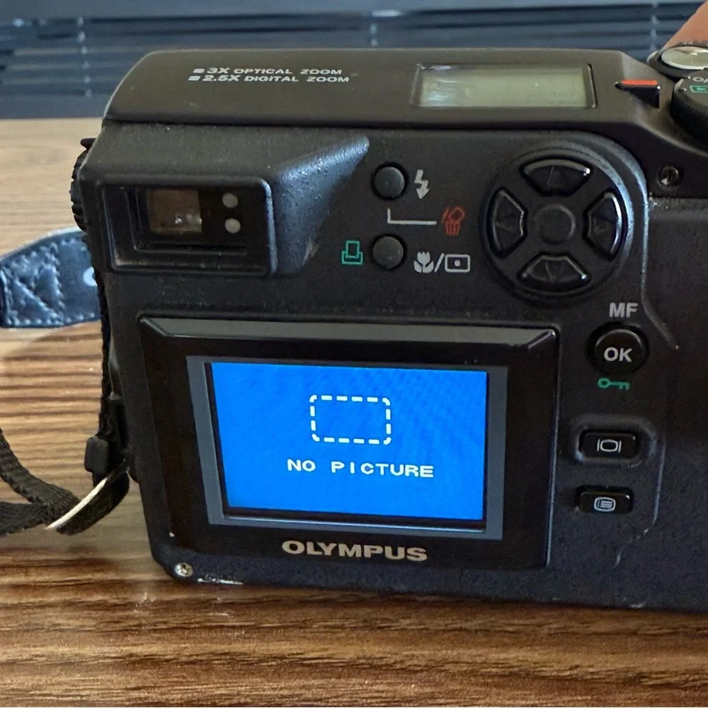 Olympus Camedia Digital Camera w/16MB Smartmedia Card-Battery Door Latch Broken